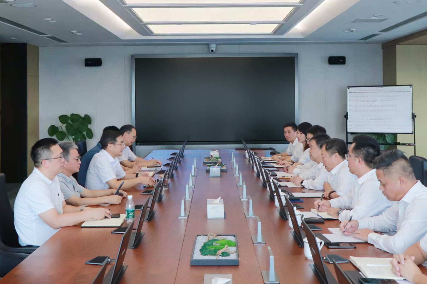 相咸高与深湾发展总经理麦浩会谈并调研检查重点项目1.jpg 麦浩欢迎相咸高一行到访交流